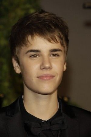 justin-bieber-2011-ap-300x450.jpg