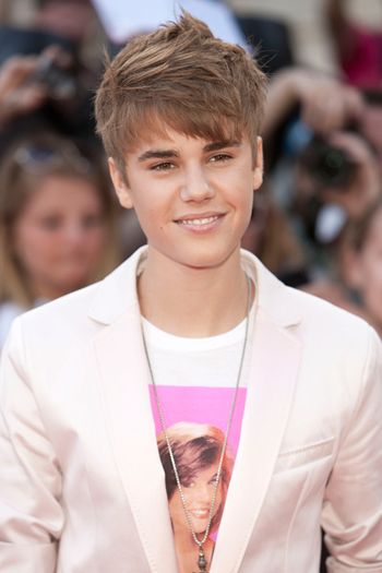 justin-bieber-muchmusic-awards-2011-01_prphotos.jpg